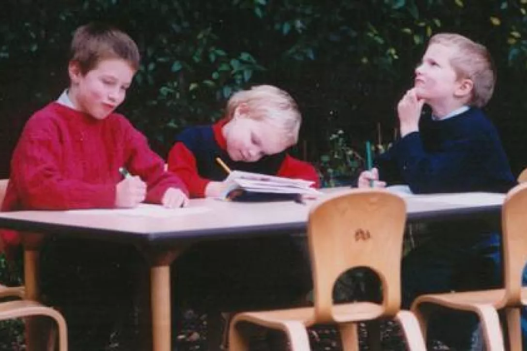 1 table et 6 chaises : le coin des jeux